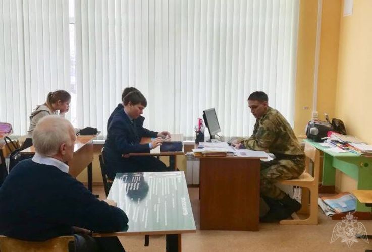 В Мордовии военнослужащие Росгвардии провели занятие профессиональной ориентации для школьников