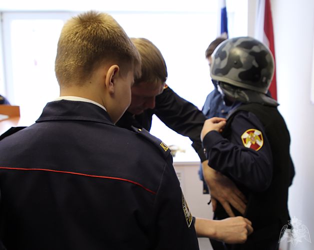 В Мордовии для кадетского класса росгвардейцы провели урок мужества