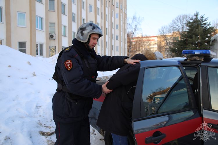 В Саранске сотрудники Росгвардии задержали пожелавшего отдохнуть в чужом автомобиле мужчину