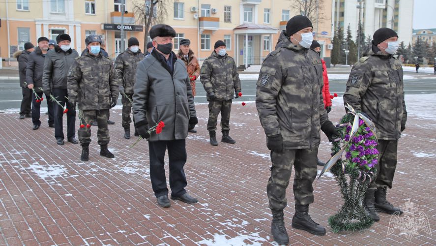 В Мордовии представители Росгвардии  возложили цветы к памятнику войнам-интернационалистам