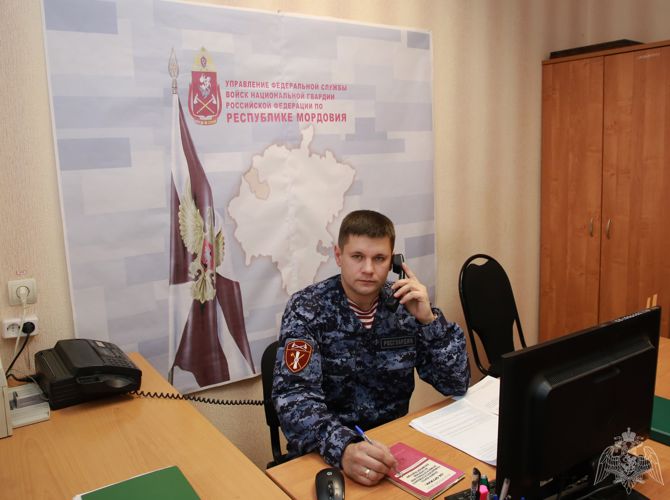 В преддверии профессионального праздника врио начальника Центра лицензионно-разрешительной работы Росгвардии по Мордовии ответил на вопросы граждан в ходе «прямой линии»