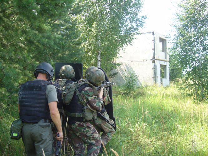 В Мордовии  спецназ Росгвардии обезвредил условных преступников укрывавшихся в здании 