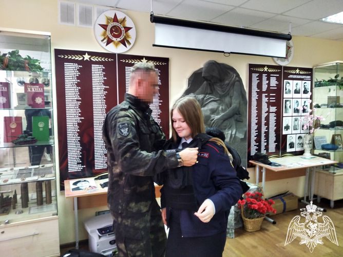 В Республике Мордовия офицеры Росгвардии провели занятие для подшефных школьников 