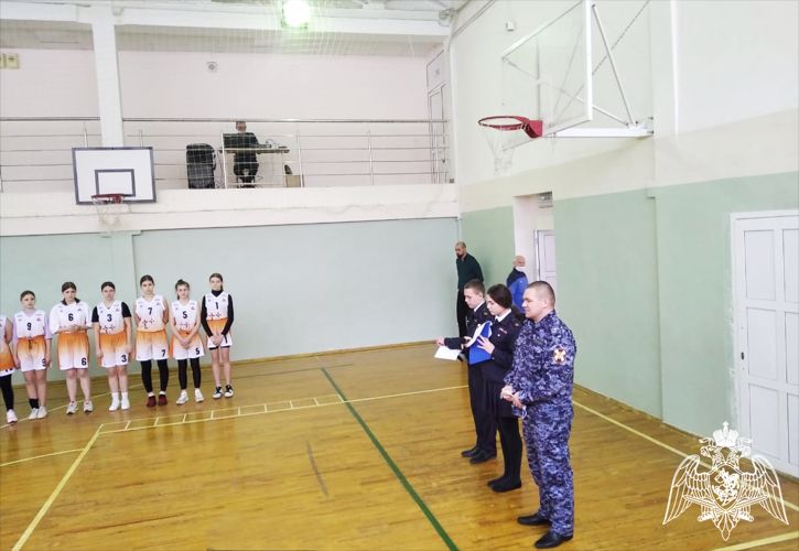 В Саранске офицер Росгвардии принял участие в открытии республиканского турнира по баскетболу среди школьников
