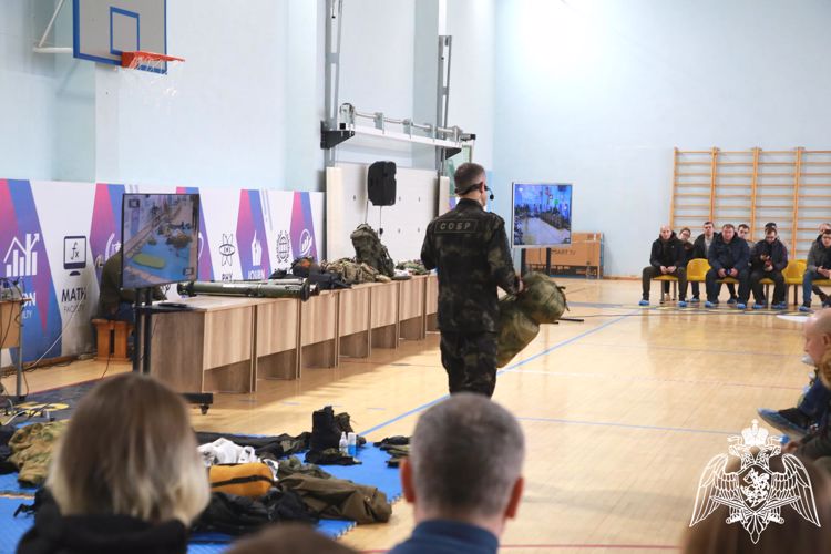 В Мордовии сотрудник СОБР «Звезда» Росгвардии провел мастер–класс по выживанию в экстремальных условиях
