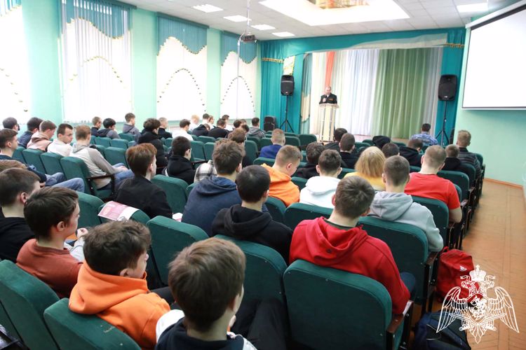 В Мордовии офицер Росгвардии встретился с будущими выпускниками  государственного промышленно-экономического колледжа