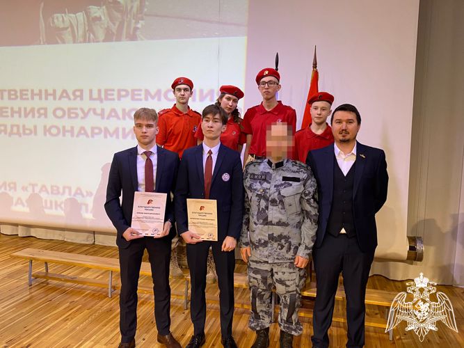 В Саранске росгвардеец принял участие в церемонии посвящения школьников в ряды юнармейцев