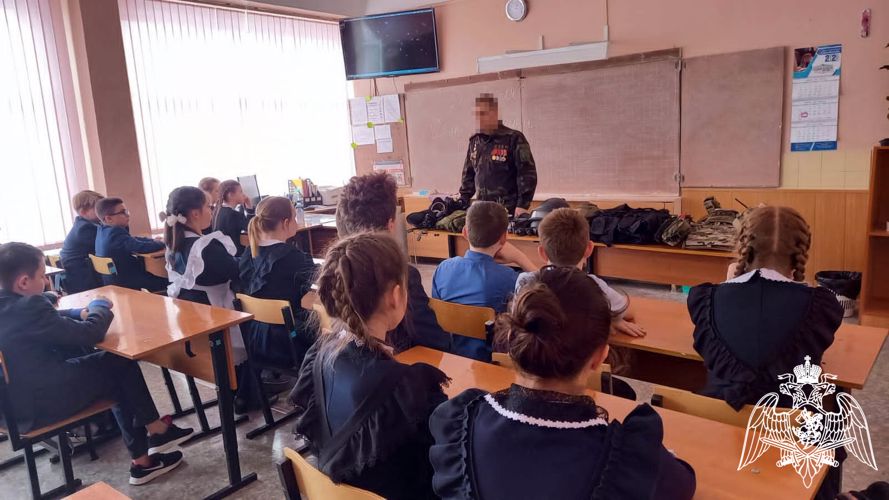 В Мордовии сотрудник спецназа Росгвардии провел урок мужества для Рузаевских лицеистов