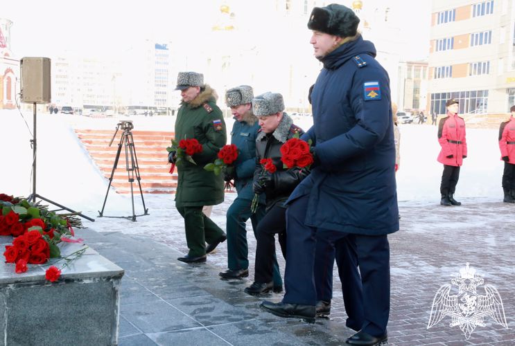 Начальник Управления Росгвардии по Республике Мордовия принял участие в возложении цветов к памятнику войнам-интернационалистам 