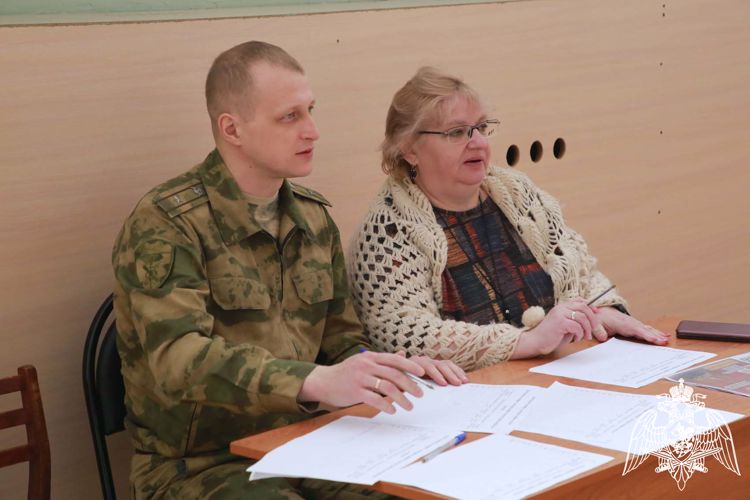 В Мордовии офицер Росгвардии оценил навыки учащихся школы №32 в смотре-конкурсе военно-патриотической песни и строя   