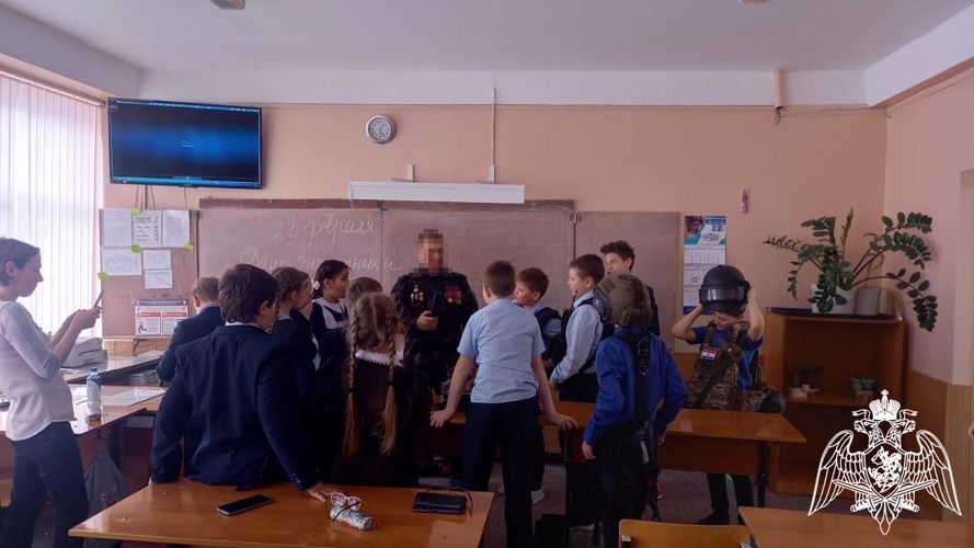В Мордовии сотрудник спецназа Росгвардии провел урок мужества для Рузаевских лицеистов