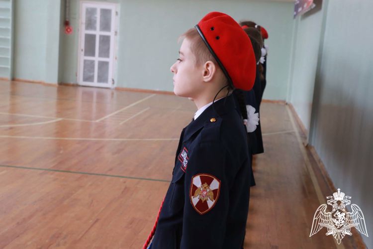 В Мордовии офицер Росгвардии оценил навыки учащихся школы №32 в смотре-конкурсе военно-патриотической песни и строя   