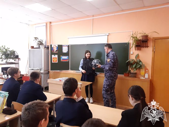 В столице Мордовии сотрудник Росгвардии провел урок мужества для школьников