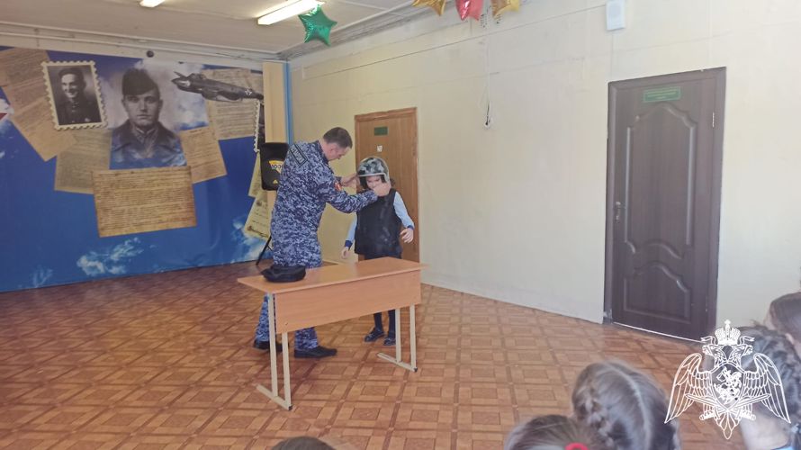 В Мордовии росгвардеец провел патриотическое мероприятие для школьников