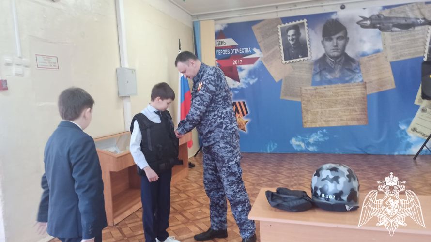 В Мордовии росгвардеец провел патриотическое мероприятие для школьников