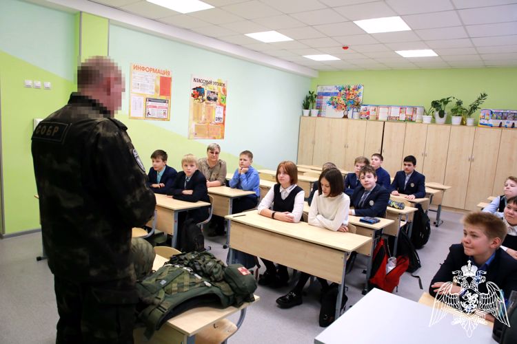 В Мордовии сотрудник спецназа Росгвардии провели урок мужества