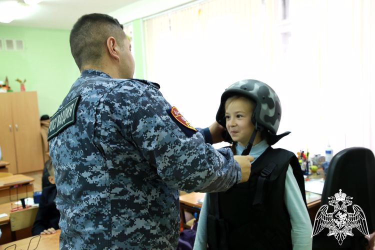 В Саранске сотрудник вневедомственной охраны Росгвардии провел урок мужества
