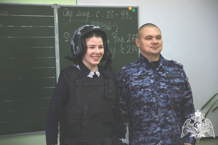 Офицер Росгвардии провел урок мужества для школьников 