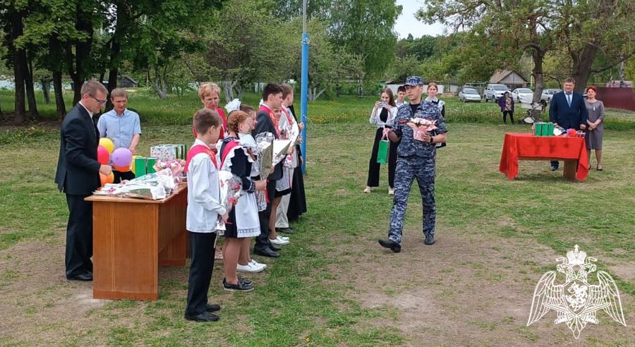 В Мордовии росгвардеец поздравили учащихся подшефной школы с последним звонком 