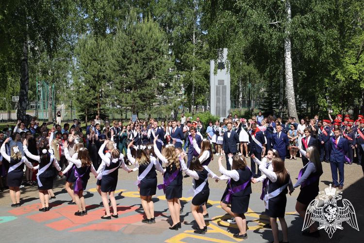 В Мордовии офицеры Росгвардии поздравили подшефных кадет с окончанием учебы