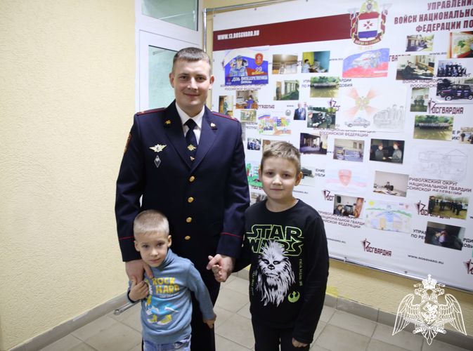 В Мордовии сын офицера Росгвардии принял участие в акции, приуроченной ко Дню отца