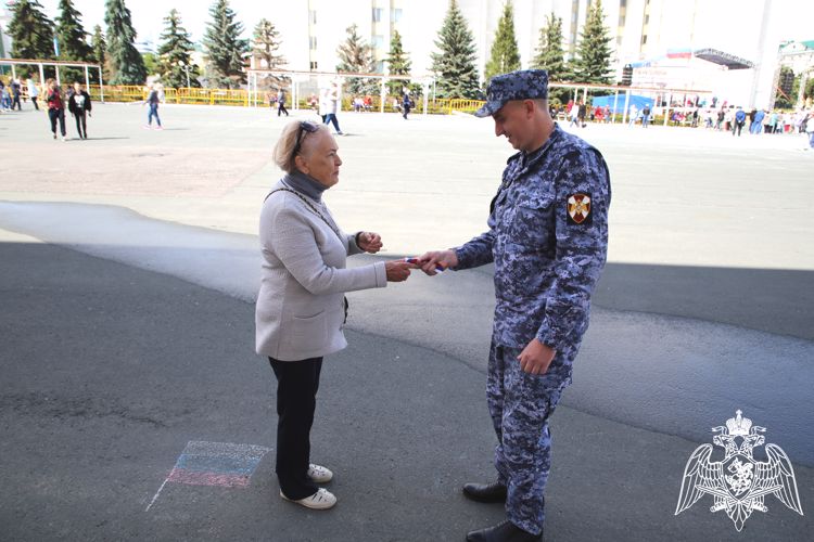 В Мордовии росгвардейцы присоединились к акции «Флаг моей России»