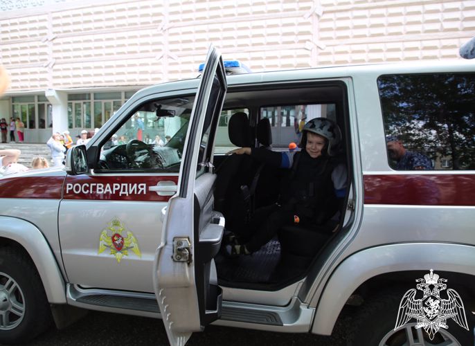 В Мордовии росгвардейцы в рамках акции «Каникулы с Росгвардией» посетили школьный детский лагерь