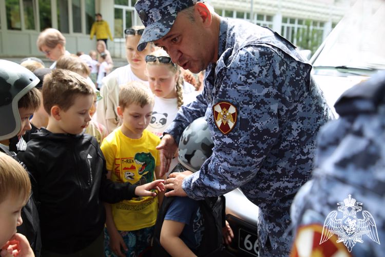 В Мордовии росгвардейцы в рамках акции «Каникулы с Росгвардией» посетили школьный детский лагерь