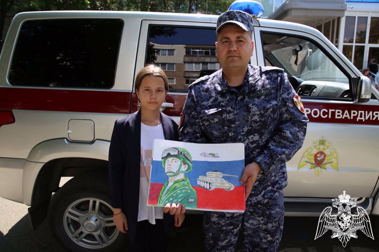 В Мордовии школьники нарисовали рисунки для росгвардейцев, принимающих участие в специальной военной операции