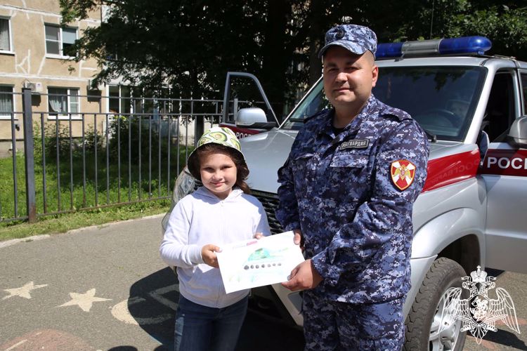 В Мордовии школьники нарисовали рисунки для росгвардейцев, принимающих участие в специальной военной операции