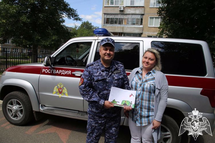 В Мордовии школьники нарисовали рисунки для росгвардейцев, принимающих участие в специальной военной операции