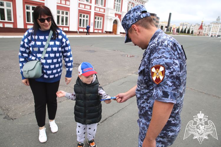 В Саранске росгвардейцы поздравили детей со Всемирным днём шоколада