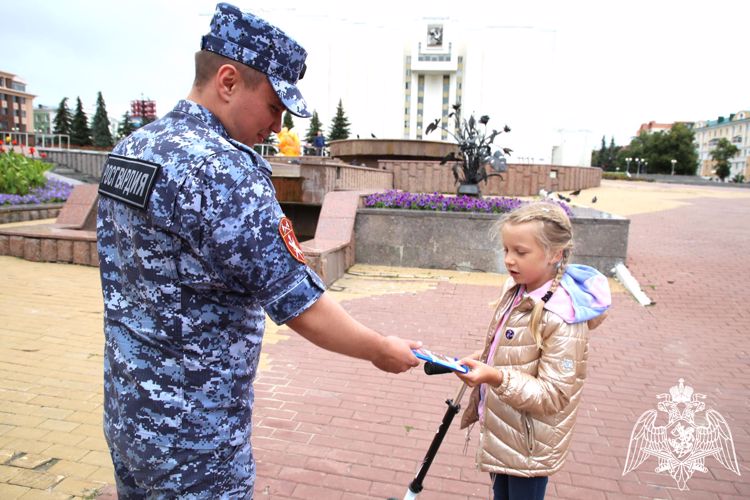 В Саранске росгвардейцы поздравили детей со Всемирным днём шоколада