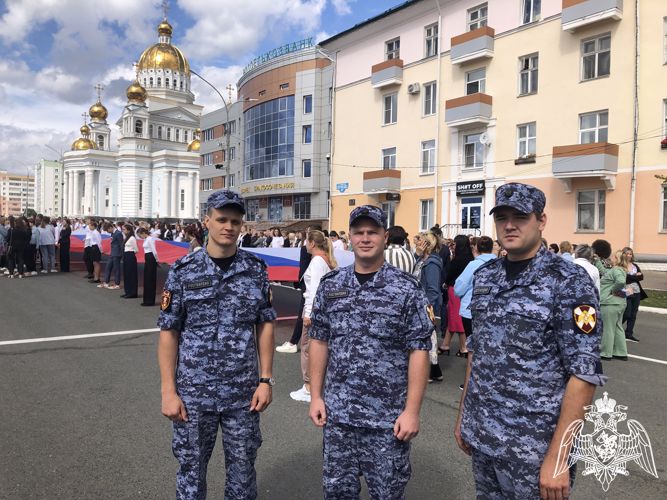 В Мордовии представители Росгвардии принял участие в праздновании Дня государственного флага