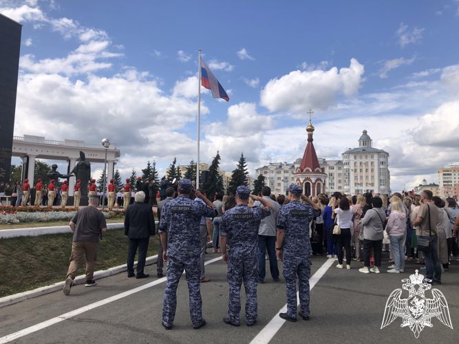 В Мордовии представители Росгвардии принял участие в праздновании Дня государственного флага