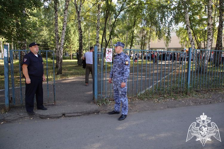 В Мордовии сотрудники и военнослужащие Росгвардии обеспечили правопорядок в День знаний