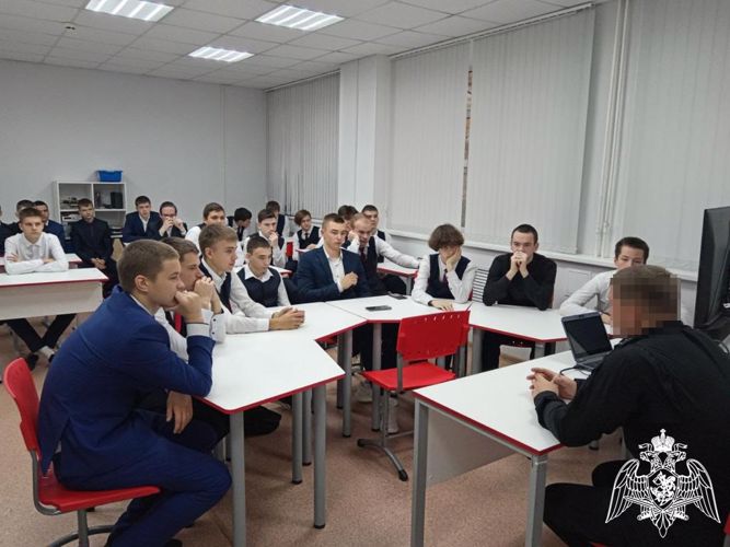 В Мордовии офицер ОМОН «Аркуда» Росгвардии провел урок мужества для старшеклассников 