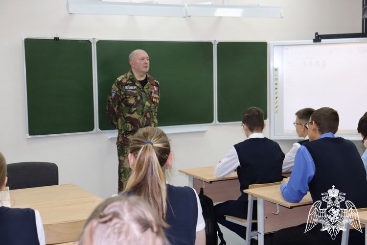 В Мордовии ветеран СОБР Росгвардии поговорил с лицеистами о важном