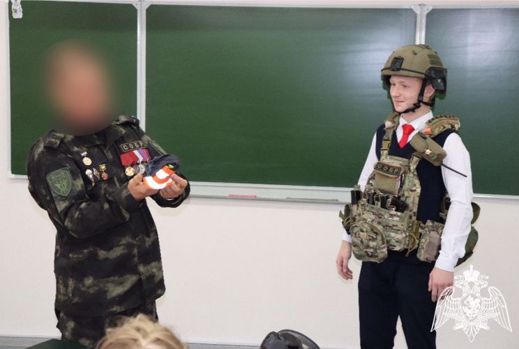 В Мордовии офицер СОБР «Звезда» Росгвардии провел урок мужества в Центре одаренных детей