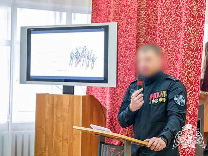 В Рузаевке сотрудник спецназа Росгвардии провел урок мужества 