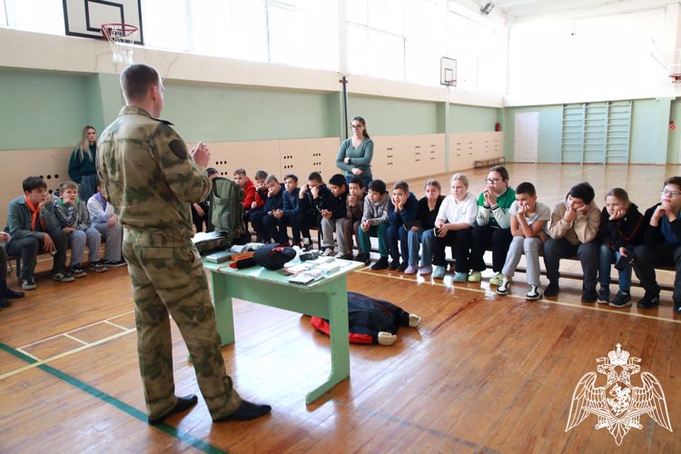 В Мордовии росгвардеец провел тактическое занятие по медицине для подшефных кадет