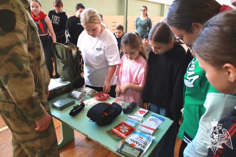 В Мордовии росгвардеец провел тактическое занятие по медицине для подшефных кадет