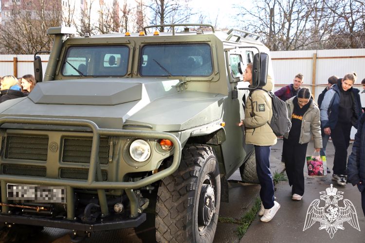 В Мордовии сотрудники СОБР Росгвардии провели экскурсию для учащихся 