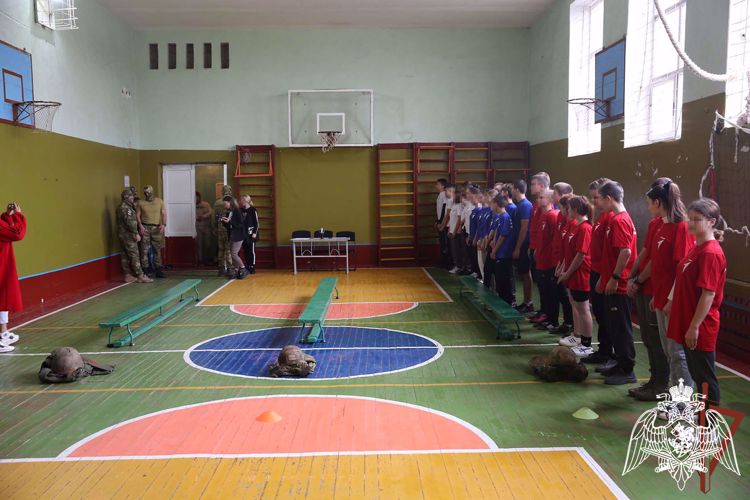 Росгвардия и «Движение первых» провели в ДНР посвященную Дню народного единства спартакиаду (видео)