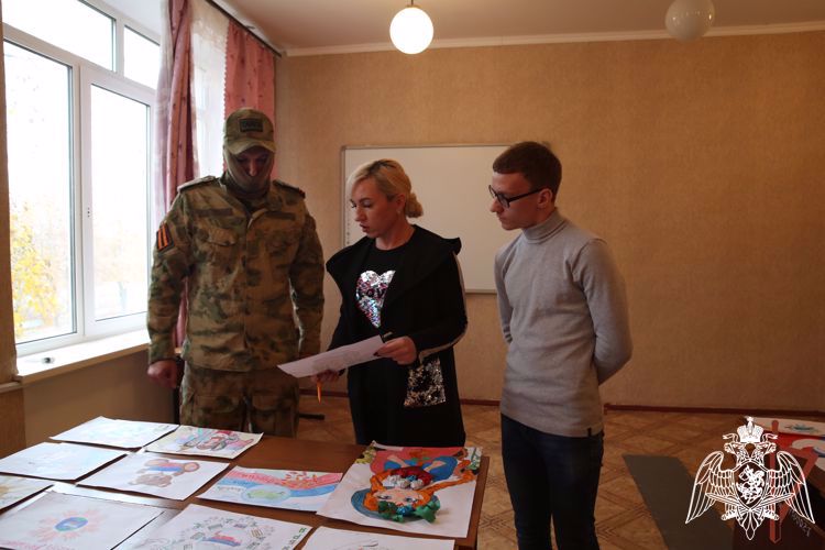 Росгвардейцы в ДНР наградили победителей конкурса детских рисунков ко Дню народного единства