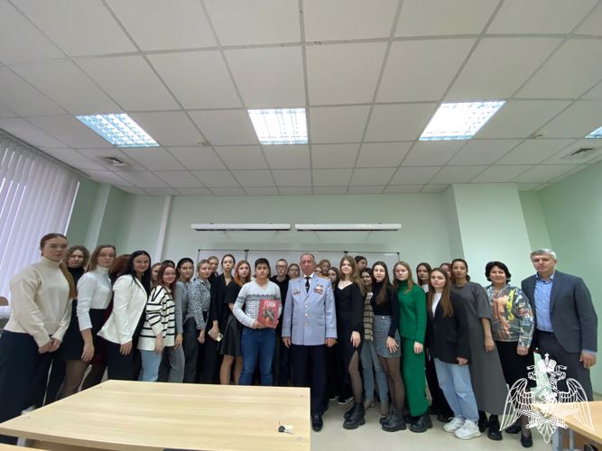 В Мордовии в День ветерана войск правопорядка офицер спецназа Росгвардии встретился со студентами