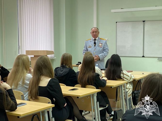 В Мордовии в День ветерана войск правопорядка офицер спецназа Росгвардии встретился со студентами