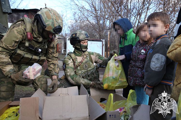 Росгвардейцы помогли многодетной семье из ДНР, чей дом уничтожила артиллерия ВСУ