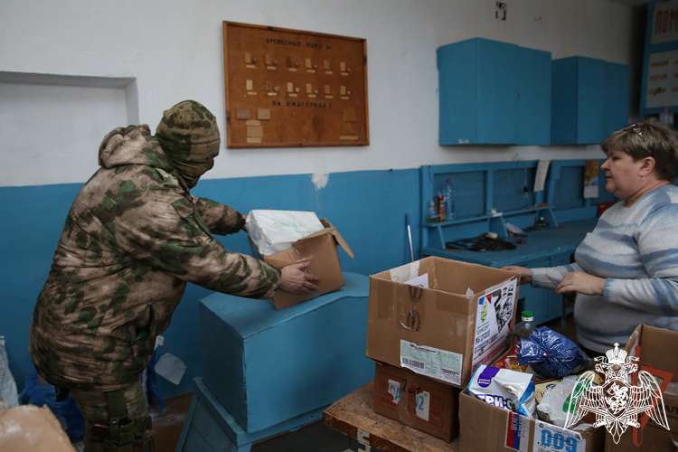 Росгвардейцы привезли гуманитарную помощь школьникам ДНР