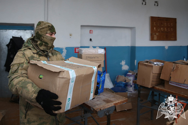 Росгвардейцы привезли гуманитарную помощь школьникам ДНР